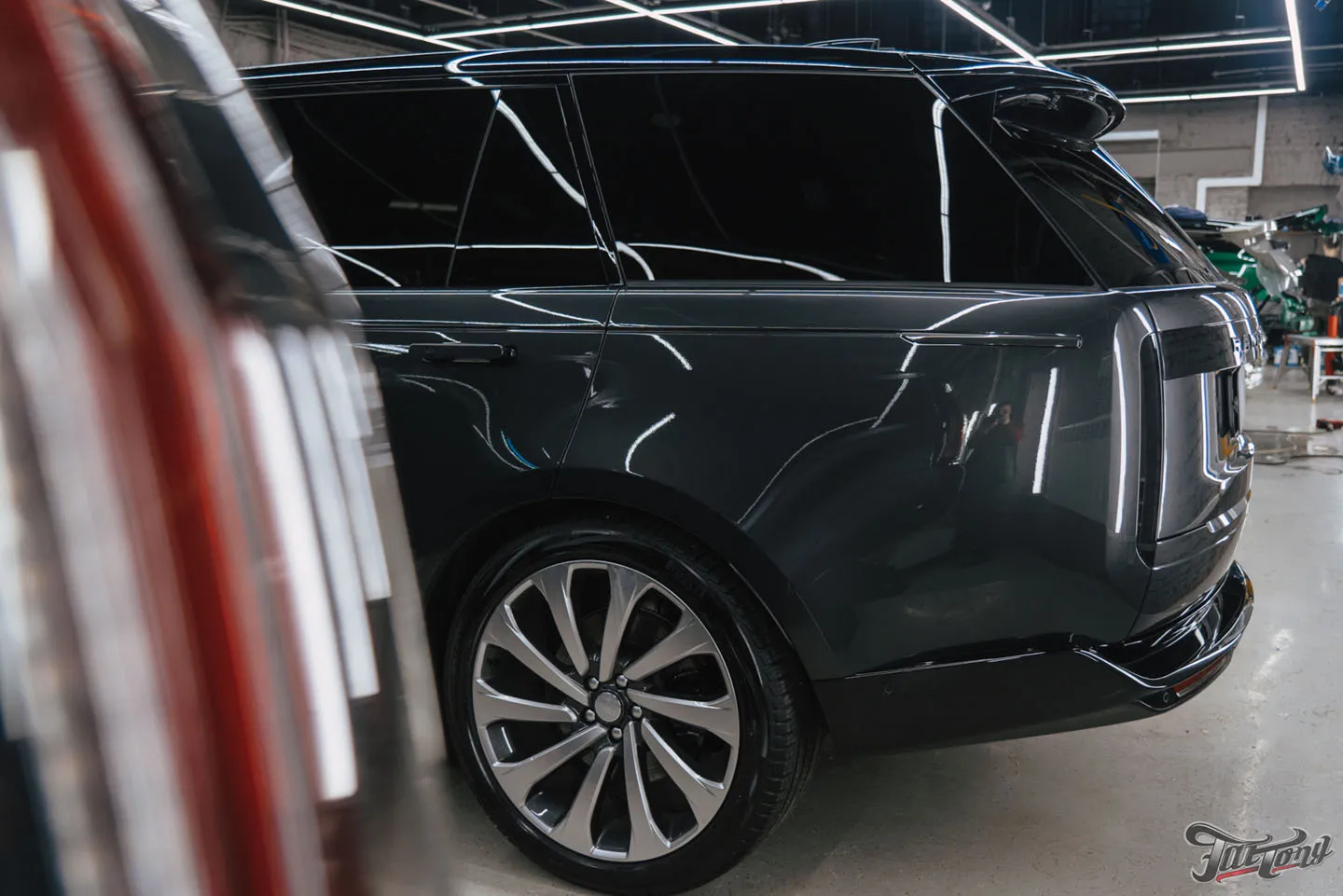 Защитили Range Rover Autobiography прозрачным глянцевым полиуретаном и оклеили панель и экран в салоне